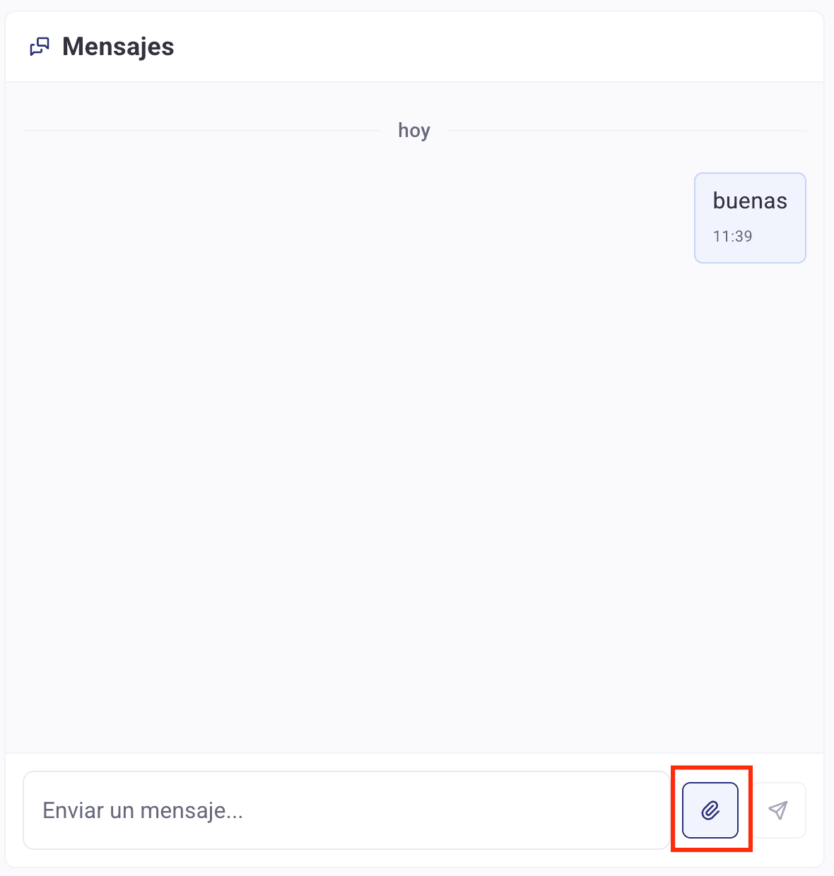 Mensaje enviado en el chat y el botón del clip para adjuntar archivos resaltado