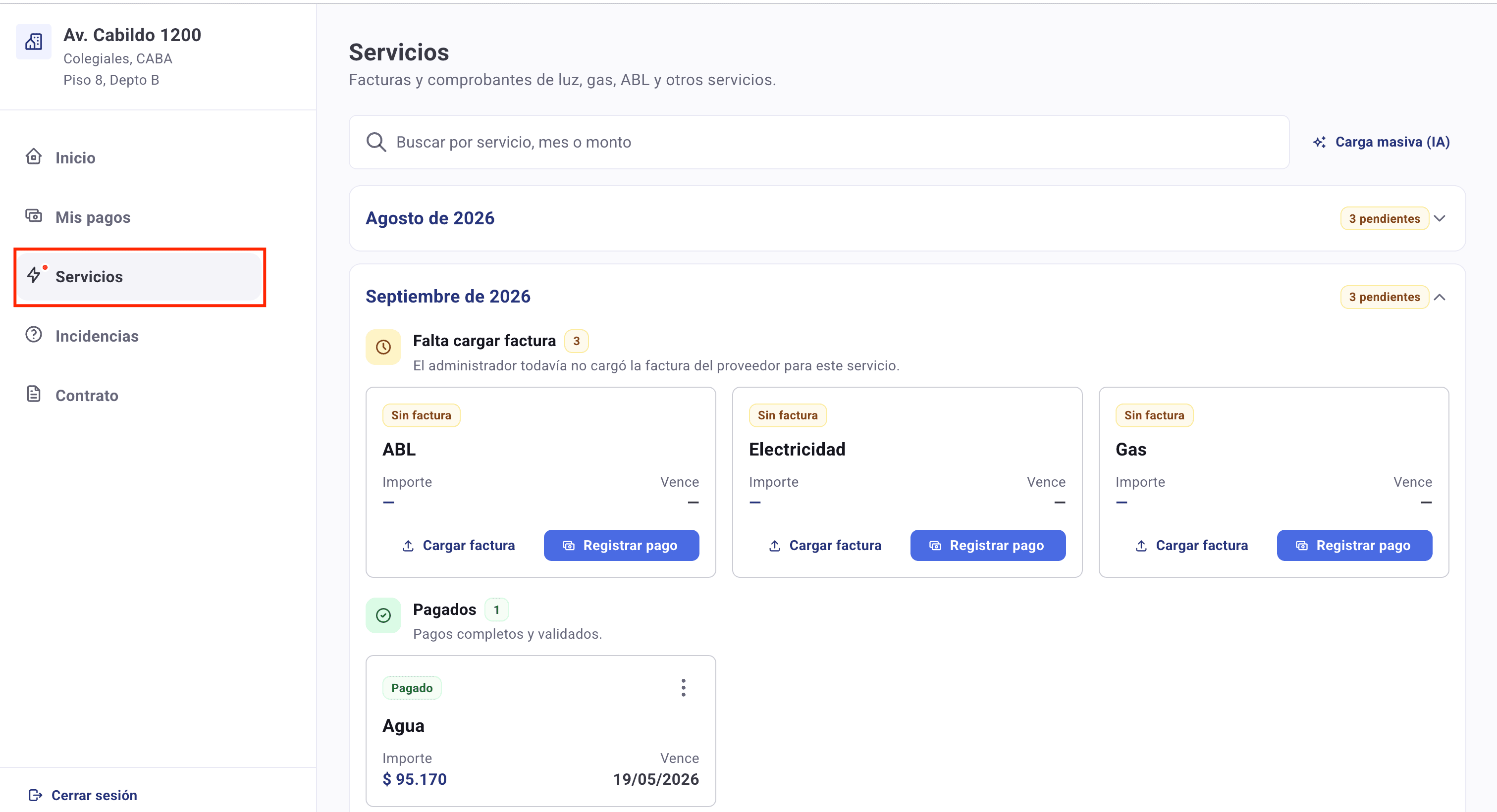 Pantalla Servicios con el buscador, los meses en acordeón y los servicios agrupados por estado